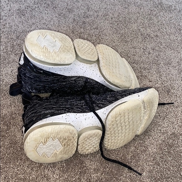 Lebron 15 - Picture 3 of 4